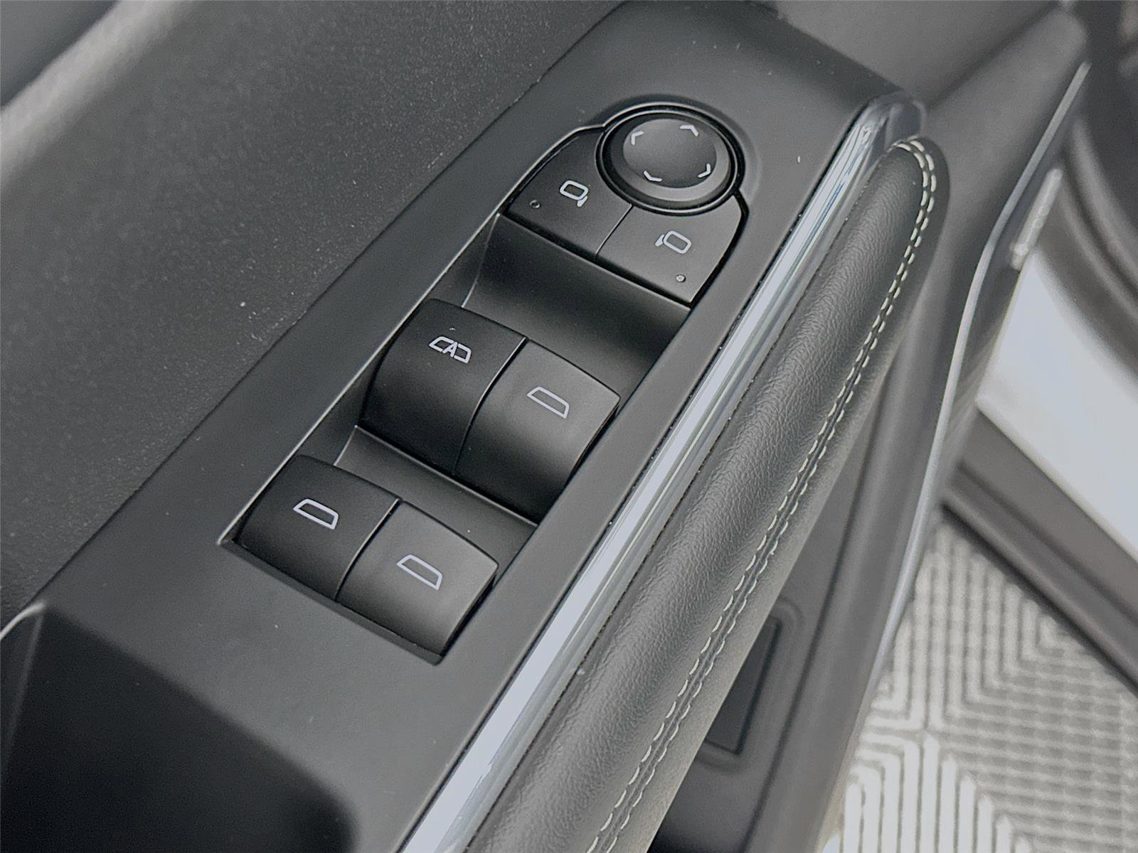 Used 2025 GMC Acadia Elevation image 18