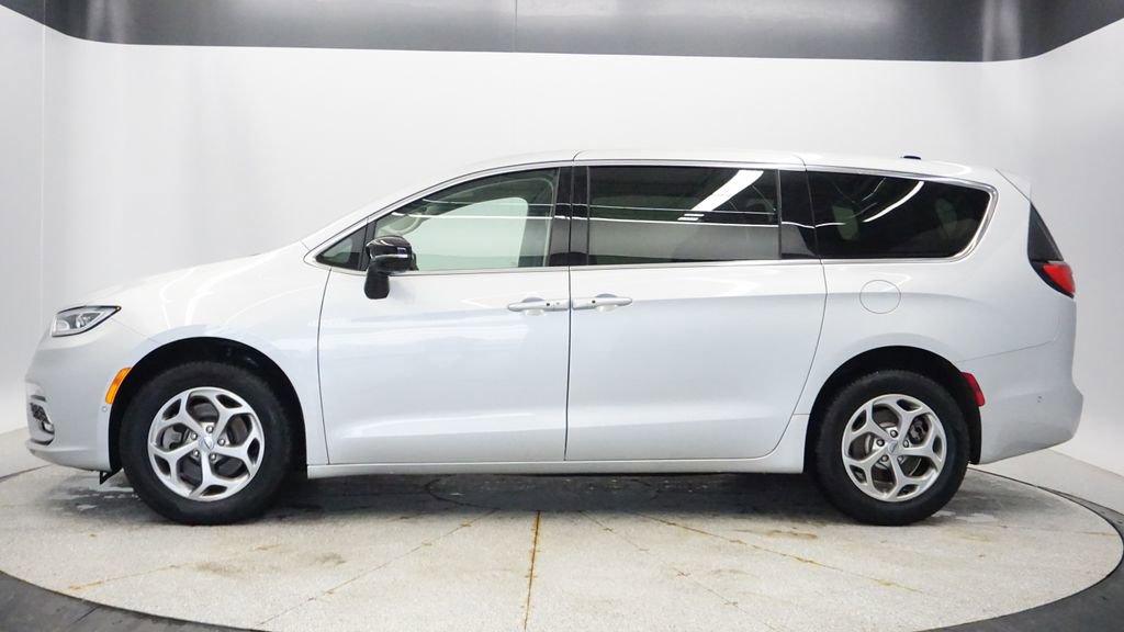 Used 2024 Chrysler Pacifica Limited AWD/4WD image 2