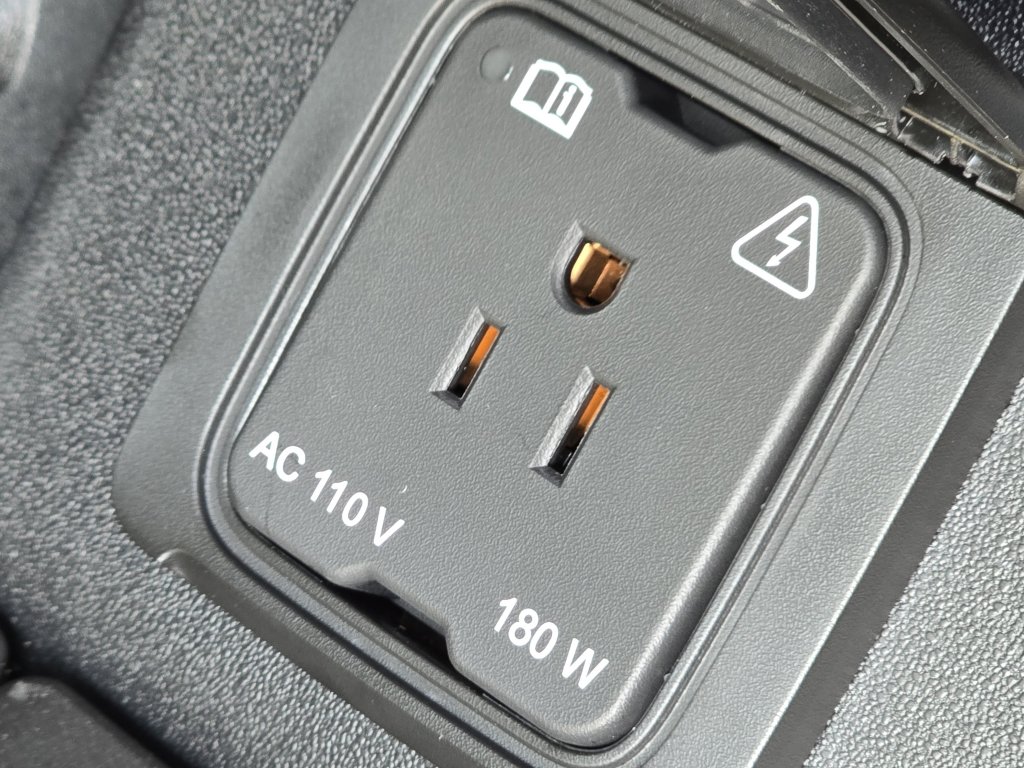 Used 2025 Land Rover Defender 110 X-Dynamic SE image 18