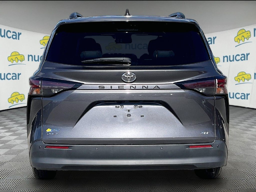 Used 2025 Toyota Sienna XLE FWD image 5