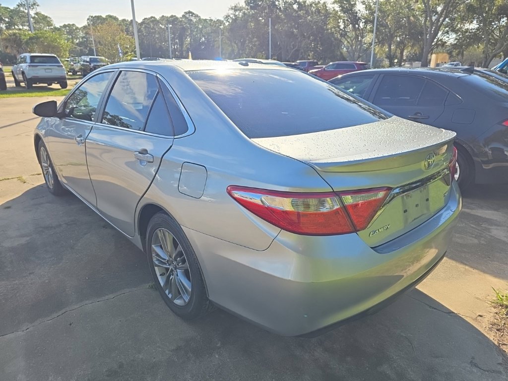 Used 2015 Toyota Camry SE w/ Moonroof Package FWD image 2