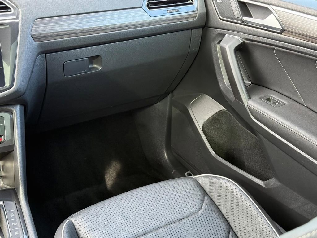 Certified 2022 Volkswagen Tiguan SEL R-Line image 15