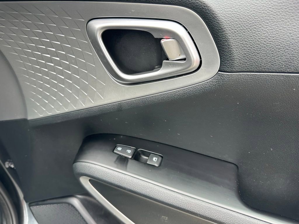 Used 2023 Kia Soul LX w/ LX Technology Package image 17