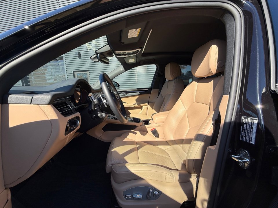 Certified 2025 Porsche Macan image 5