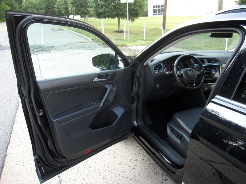 Used 2018 Volkswagen Tiguan SE w/ Panoramic Sunroof Package AWD/4WD image 16