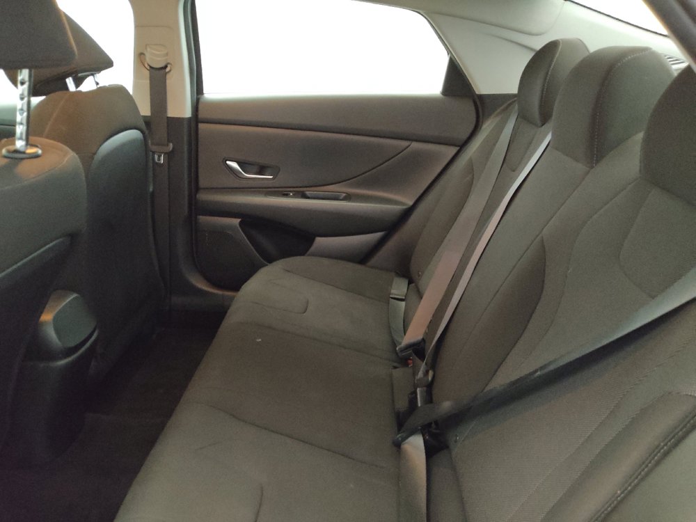 Used 2021 Hyundai Elantra SE FWD image 18