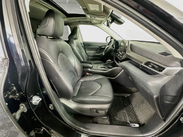 Used 2023 Toyota Highlander XLE AWD/4WD image 29