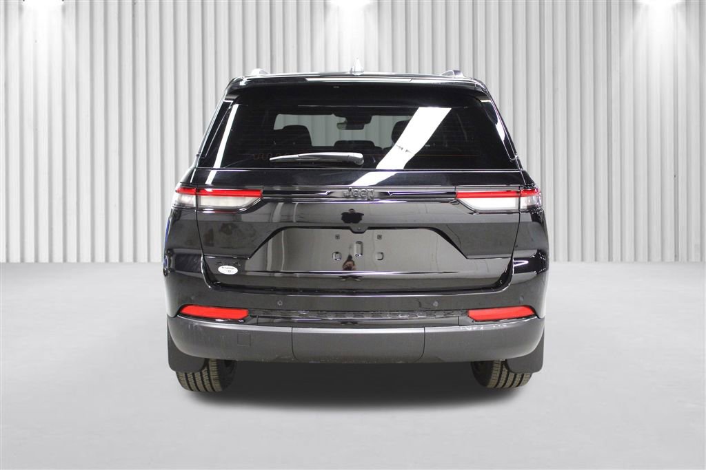 New 2025 Jeep Grand Cherokee Altitude image 4