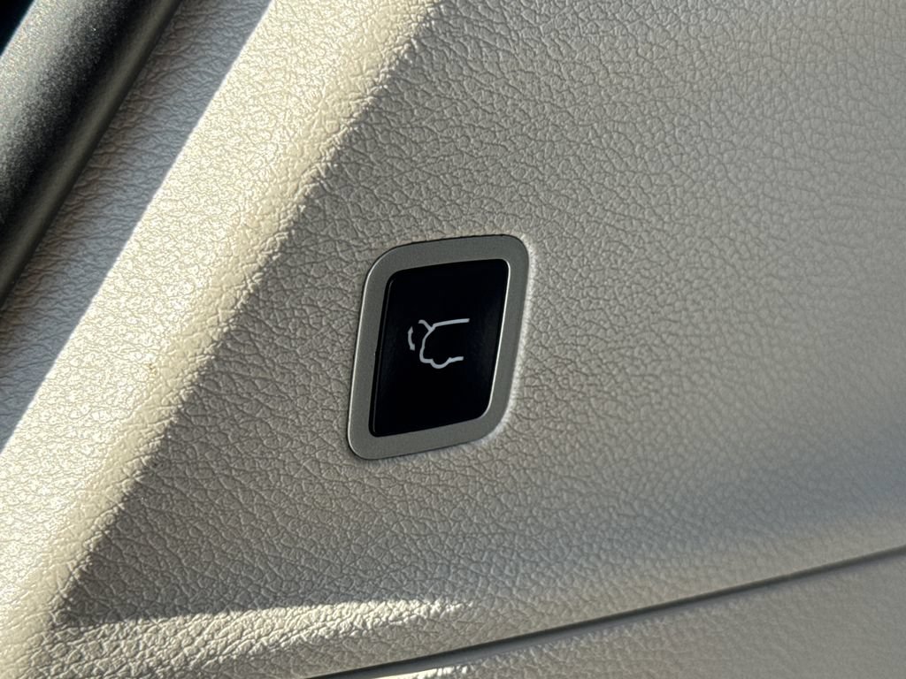 Used 2024 Chrysler Pacifica Limited FWD image 12