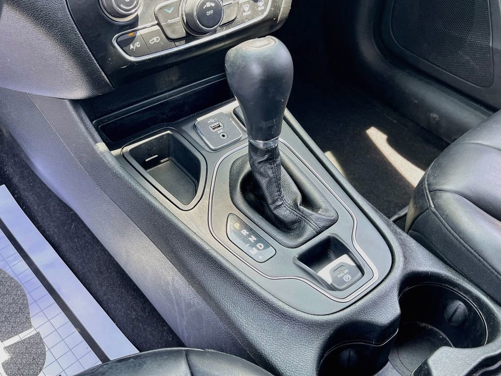 Used 2019 Jeep Cherokee Latitude Plus FWD image 16