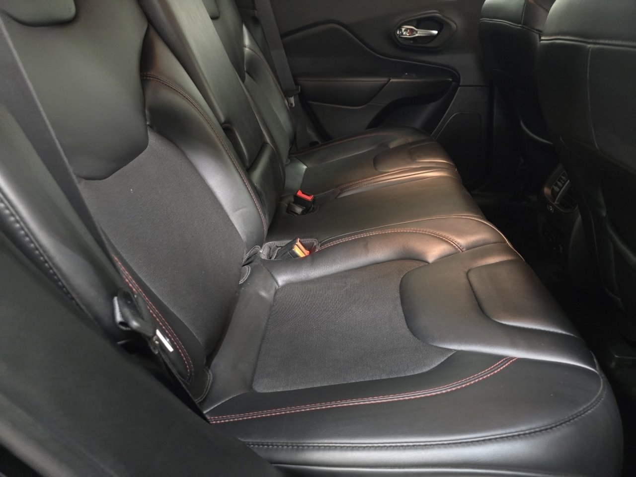 Used 2020 Jeep Cherokee Trailhawk AWD/4WD image 16