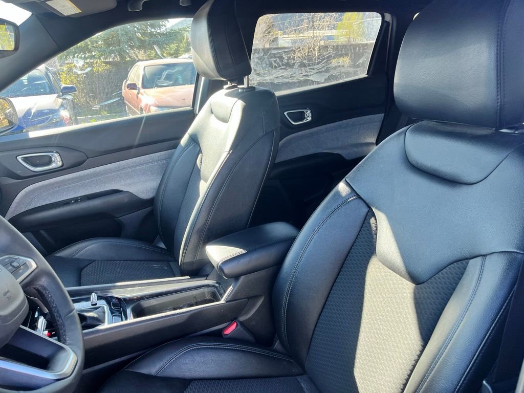 Used 2025 Jeep Compass Latitude image 16