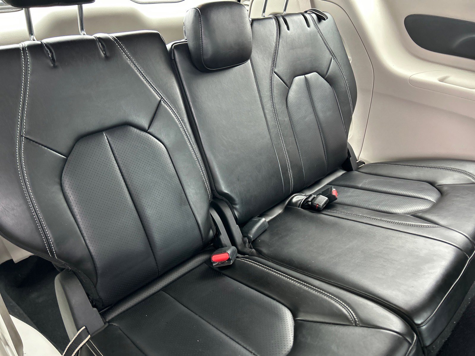 Used 2023 Chrysler Pacifica Touring-L image 21