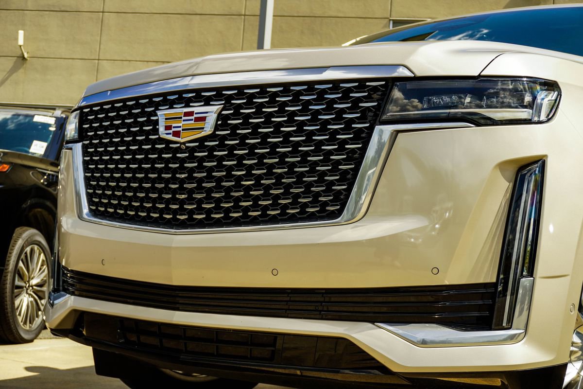 Used 2022 Cadillac Escalade Premium Luxury image 2