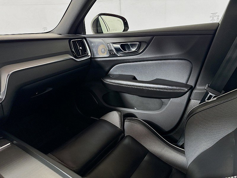 Used 2019 Volvo S60 T5 R-Design image 26