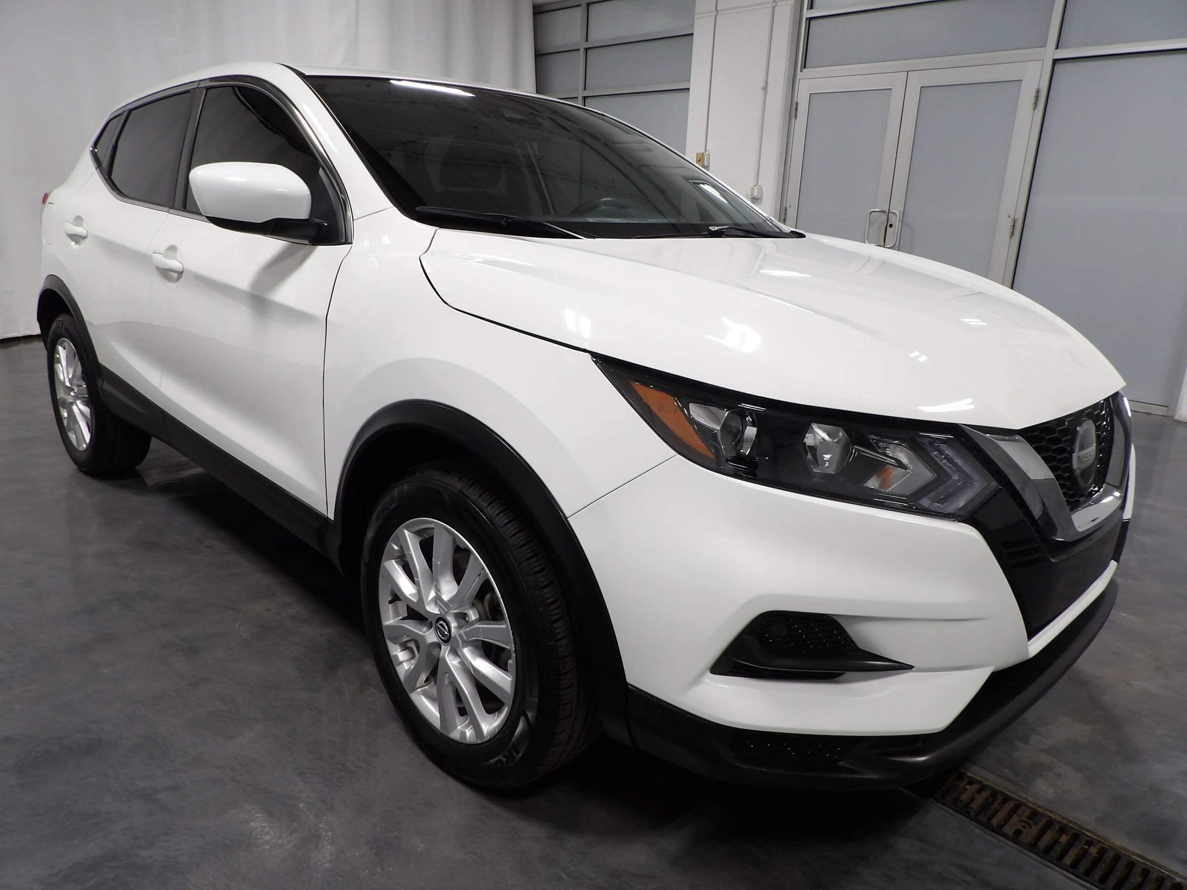 Used 2022 Nissan Rogue Sport S FWD image 2