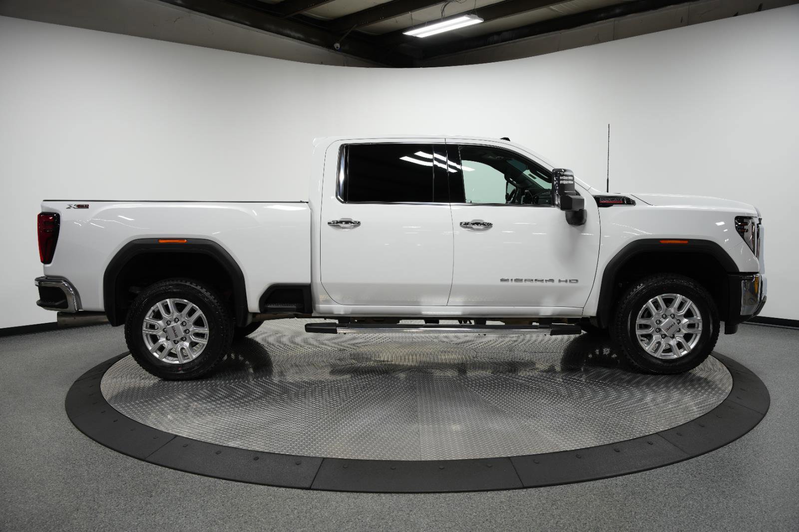 Used 2024 GMC Sierra 2500 SLT w/ SLT Convenience Package image 9