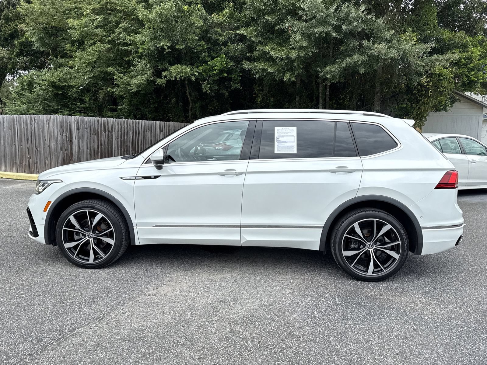 Used 2022 Volkswagen Tiguan SEL R-Line AWD/4WD image 2