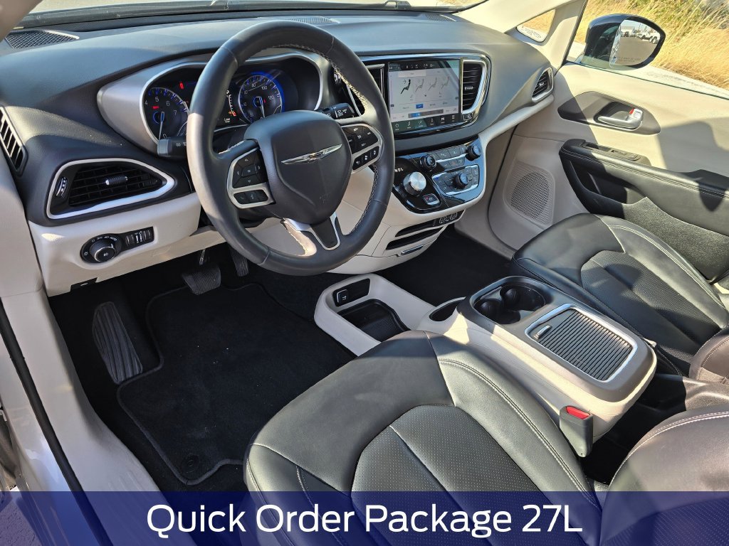 Used 2024 Chrysler Pacifica Touring-L FWD image 2