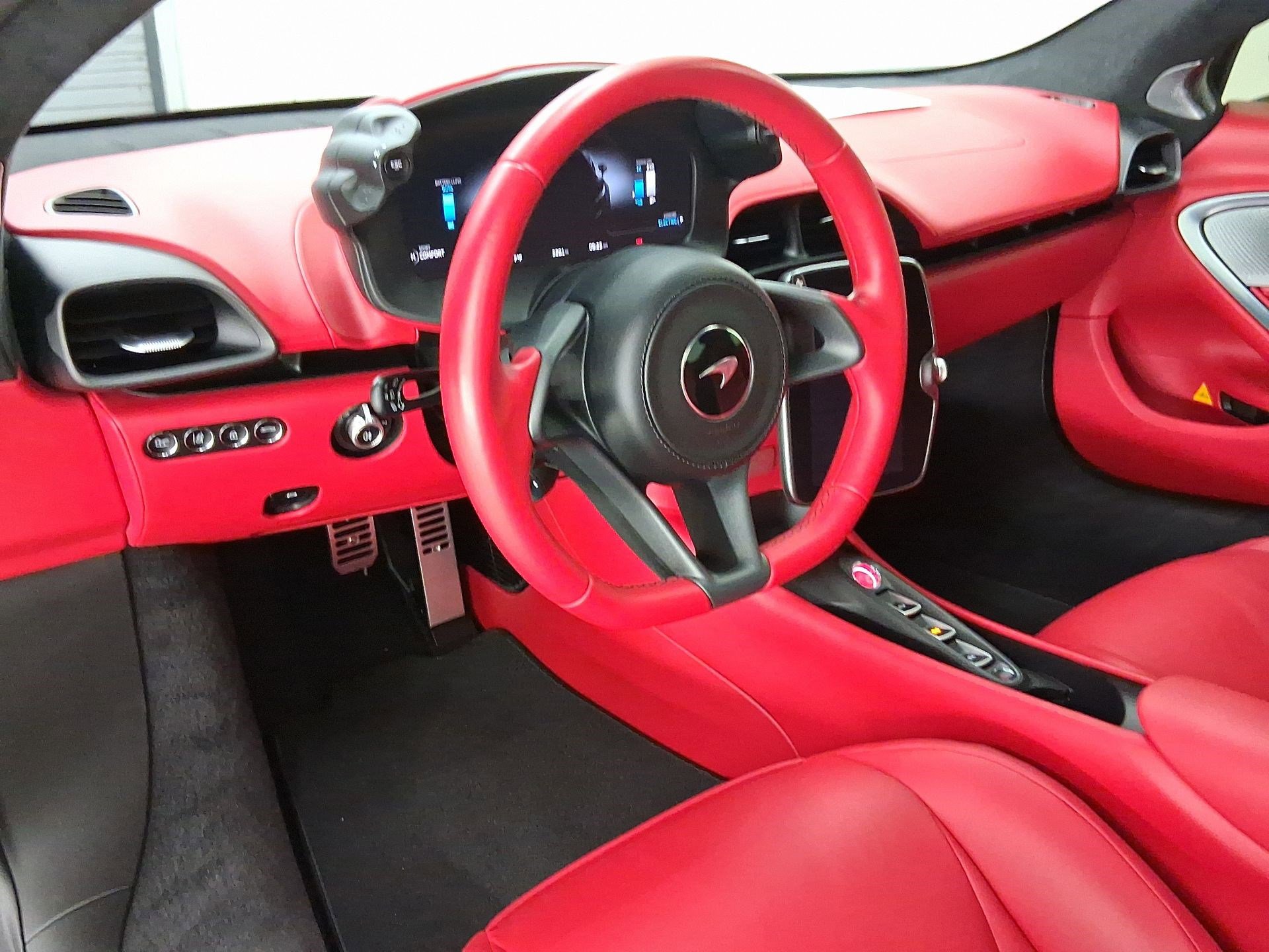 Used 2024 McLaren Artura image 25