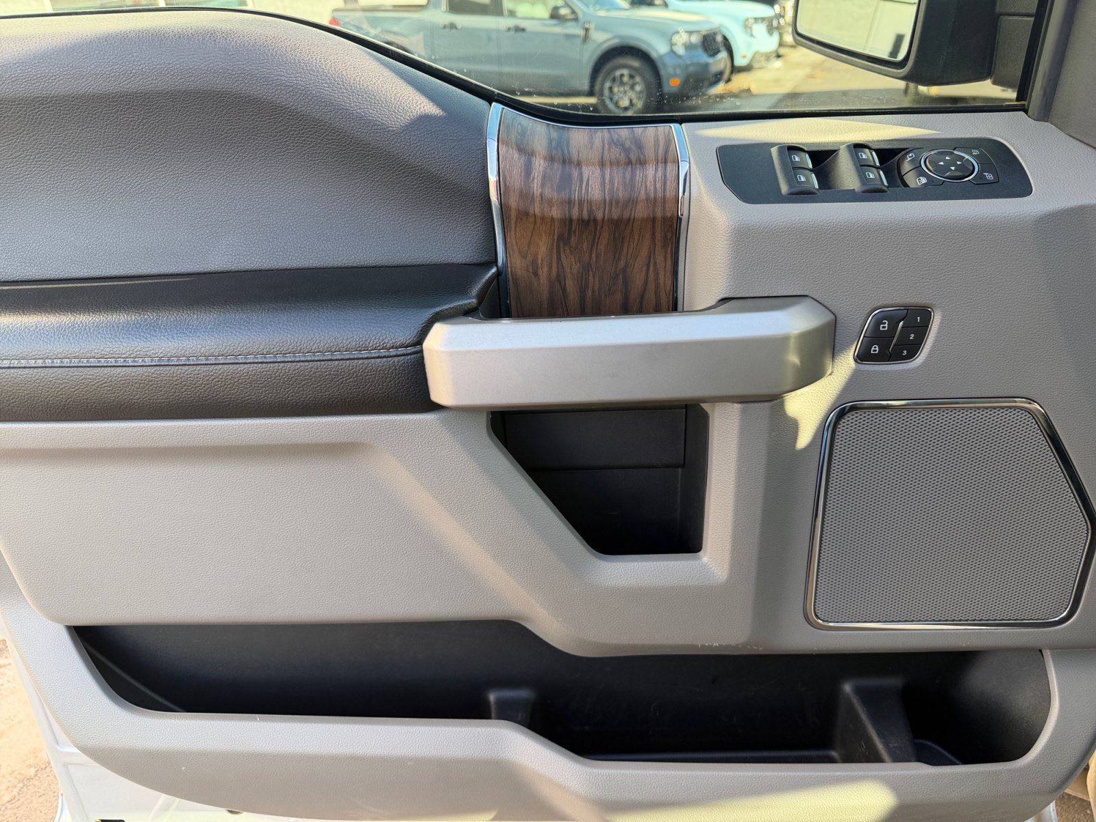 Used 2019 Ford F150 Lariat w/ Equipment Group 502A Luxury AWD/4WD image 17