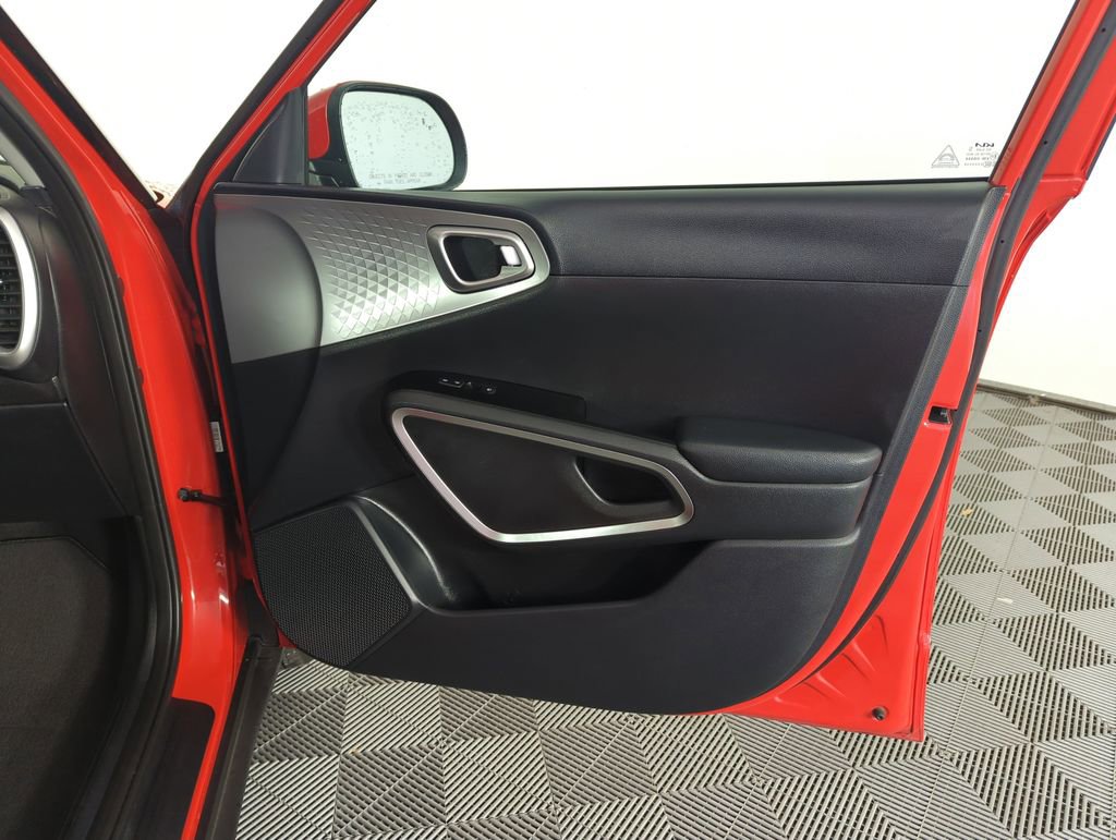 Used 2025 Kia Soul LX w/ LX Technology Package image 32