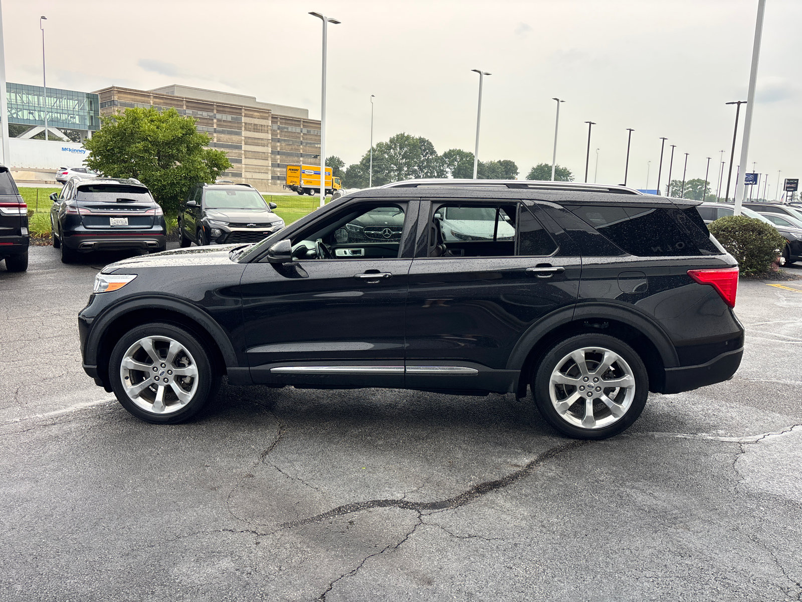 Used 2020 Ford Explorer Platinum w/ Premium Technology Package AWD/4WD image 4