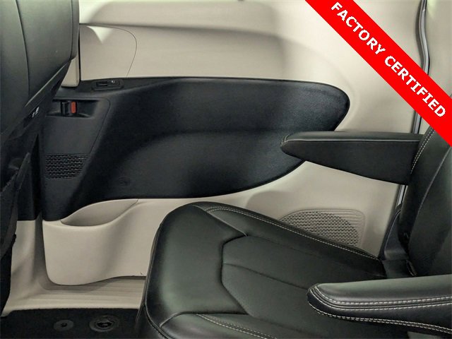 Certified 2024 Chrysler Pacifica Touring-L image 28