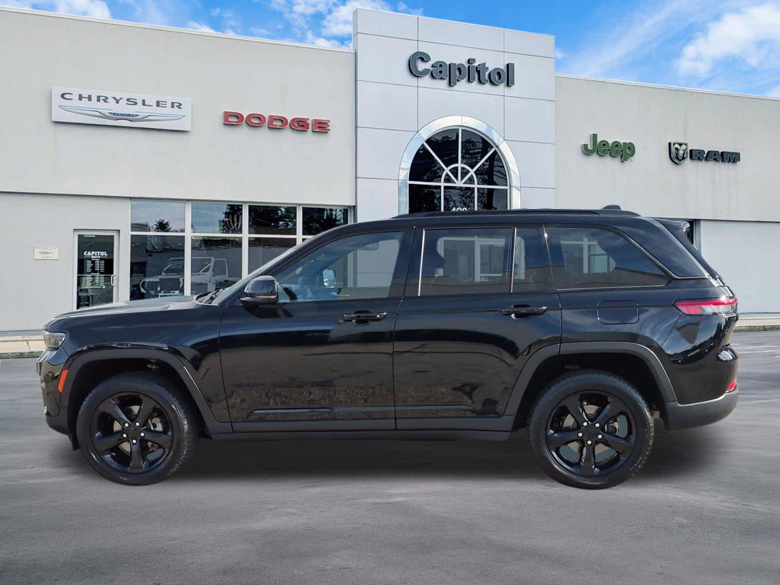 Used 2023 Jeep Grand Cherokee Altitude AWD/4WD image 5