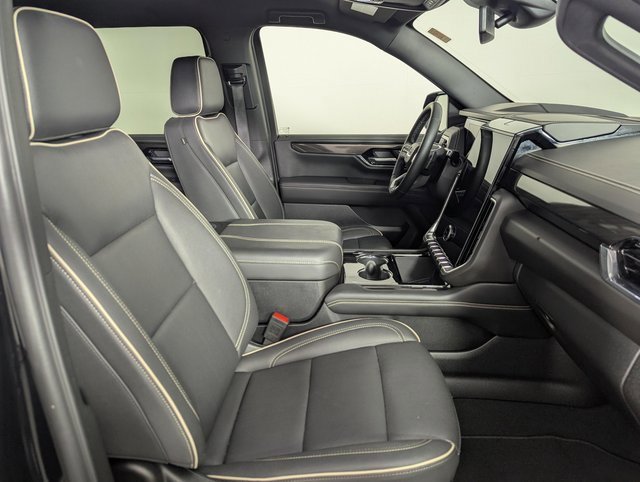 Used 2025 GMC Yukon XL Elevation image 25