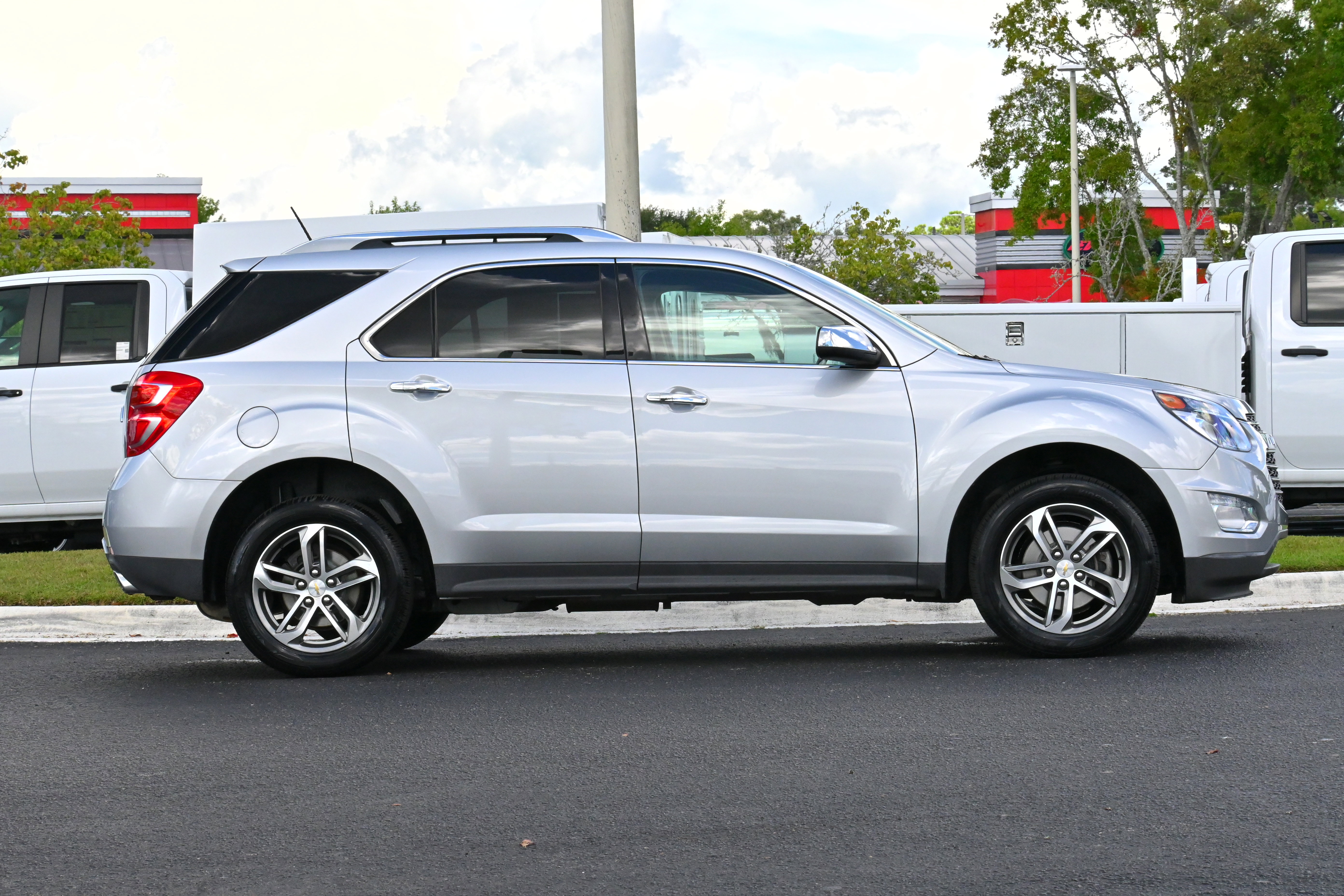 Used 2017 Chevrolet Equinox Premier w/ Enhanced Convenience Package image 7