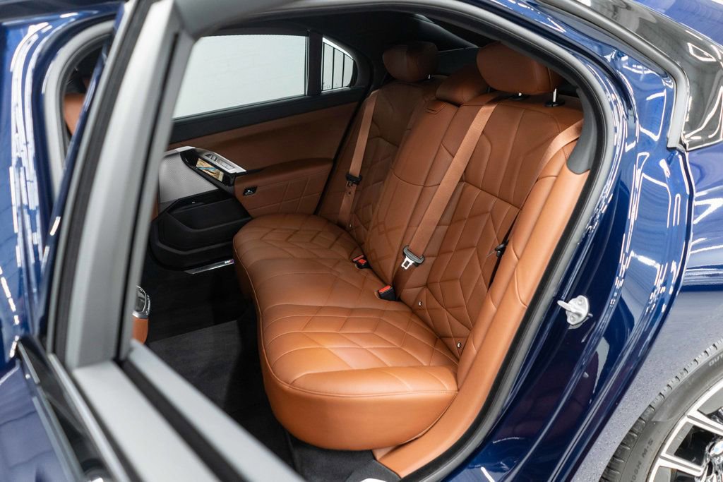 Used 2025 BMW 760i xDrive image 37