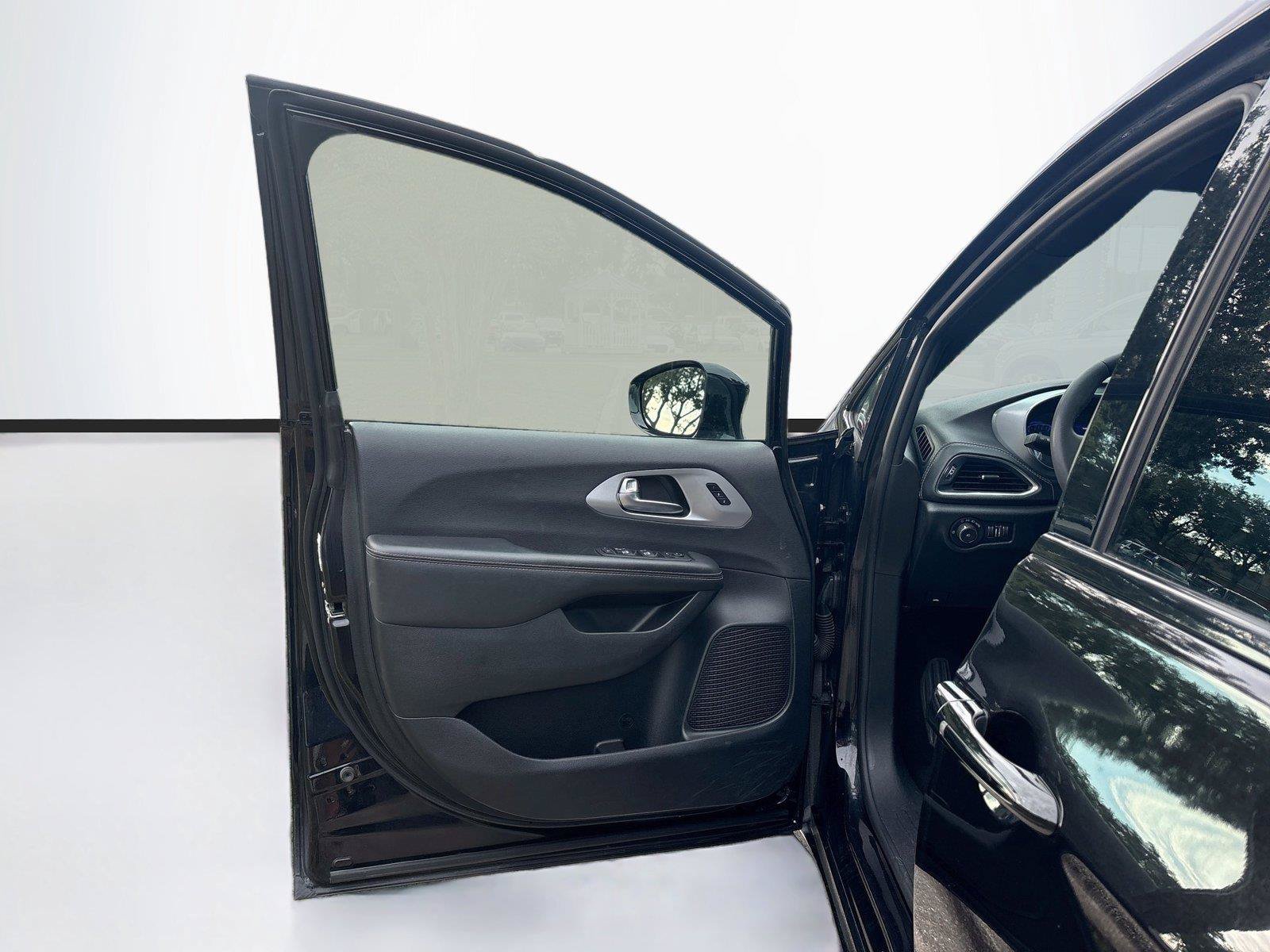 Used 2025 Chrysler Pacifica Limited FWD image 19