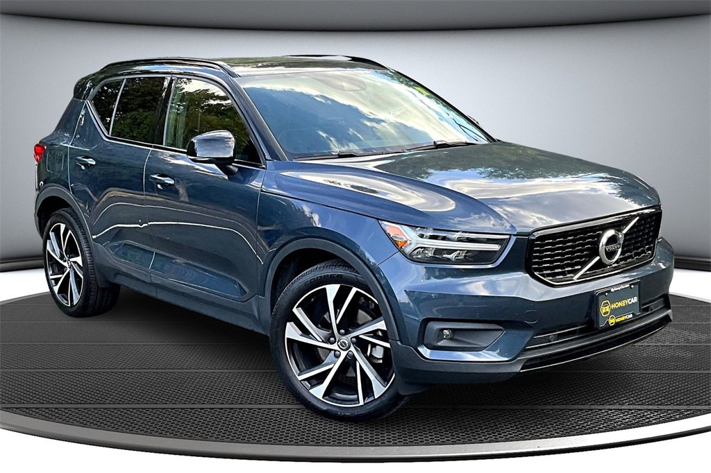 Used 2022 Volvo XC40 T5 R-Design image 1
