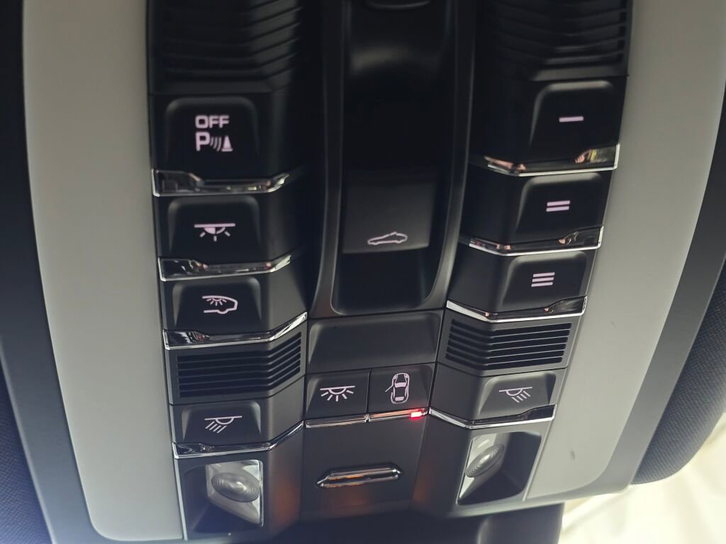 Certified 2024 Porsche Macan image 45