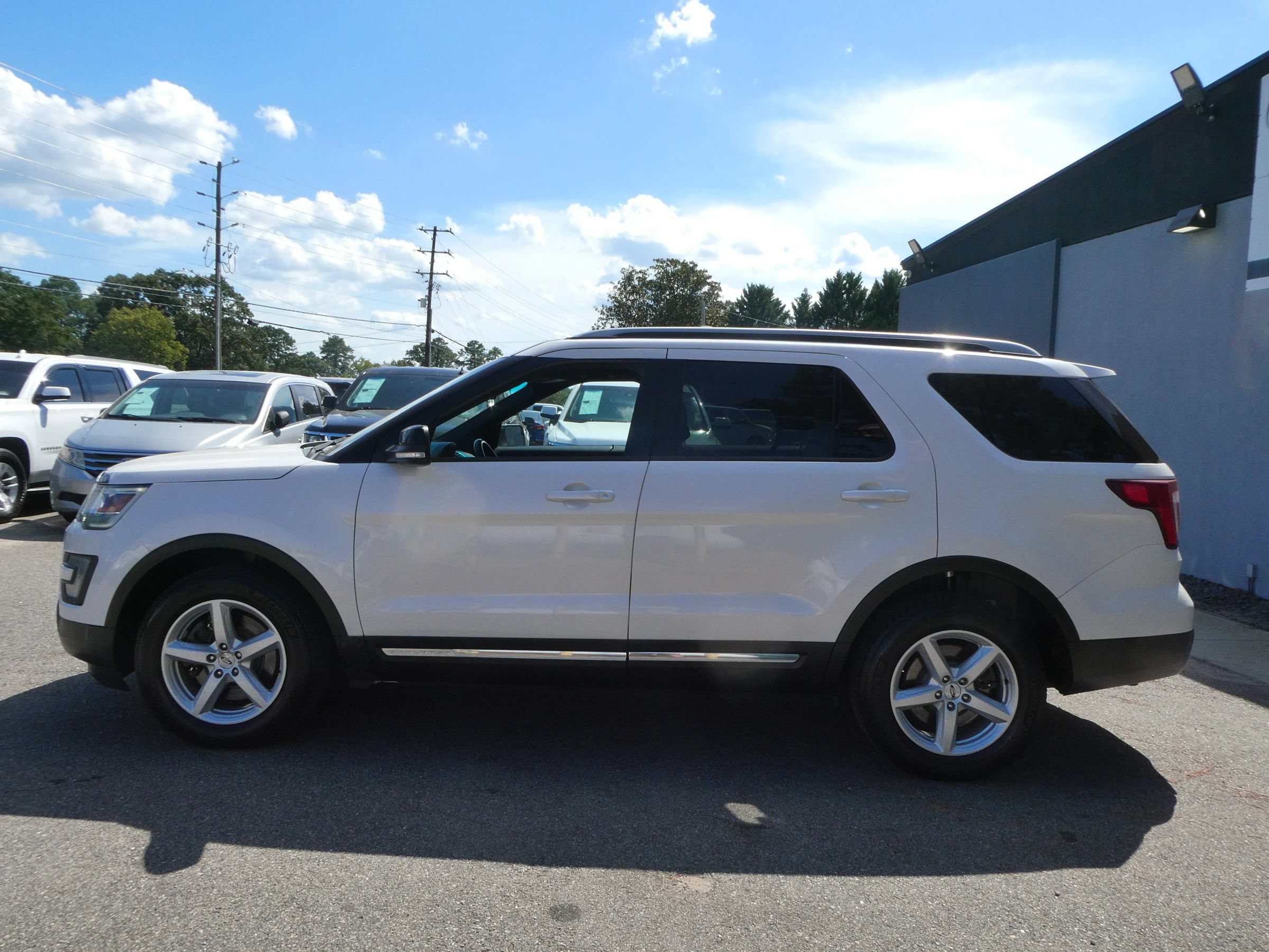 Used 2016 Ford Explorer XLT w/ Equipment Group 202A AWD/4WD image 9