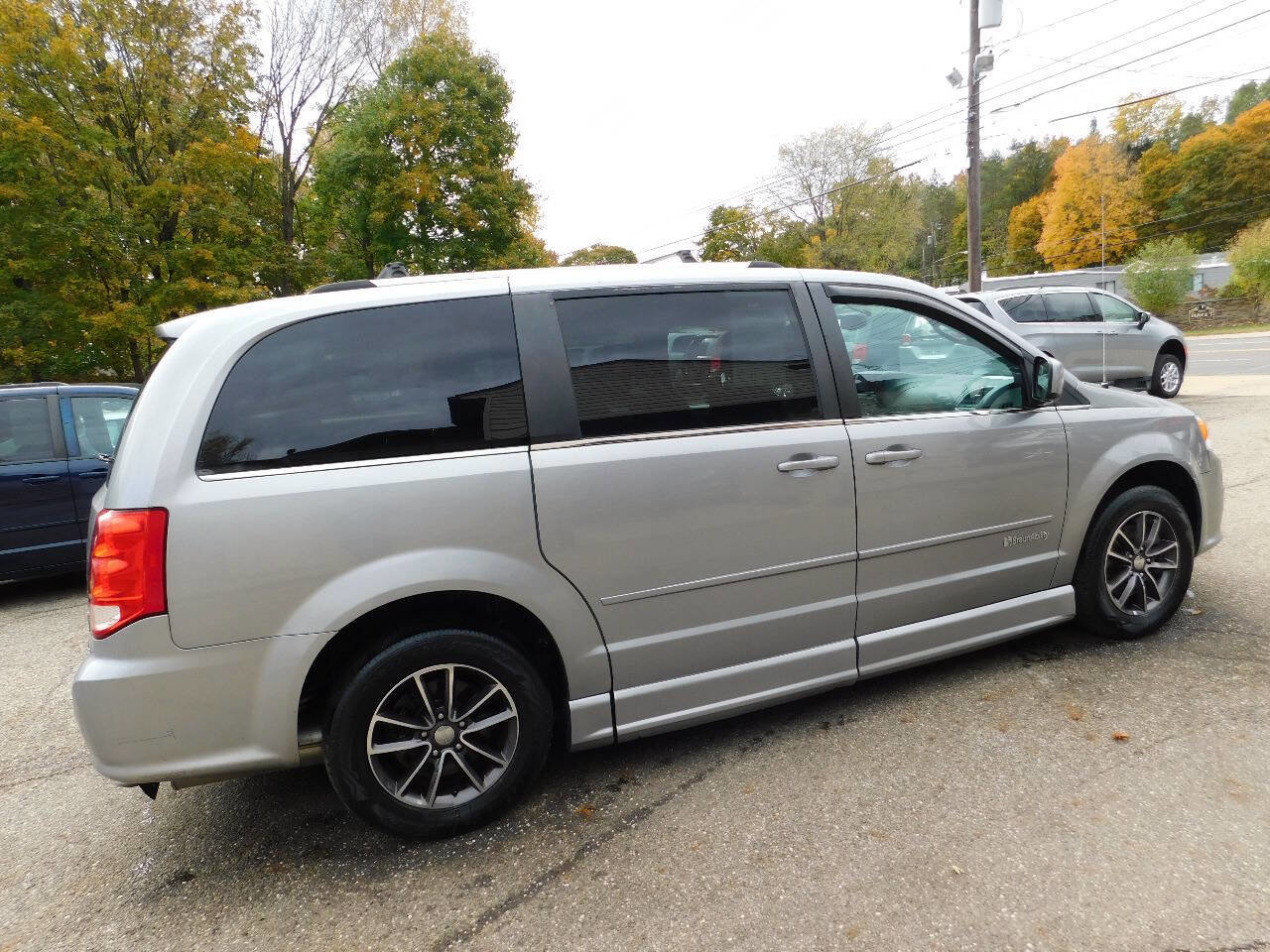 Used 2017 Dodge Grand Caravan SXT image 18