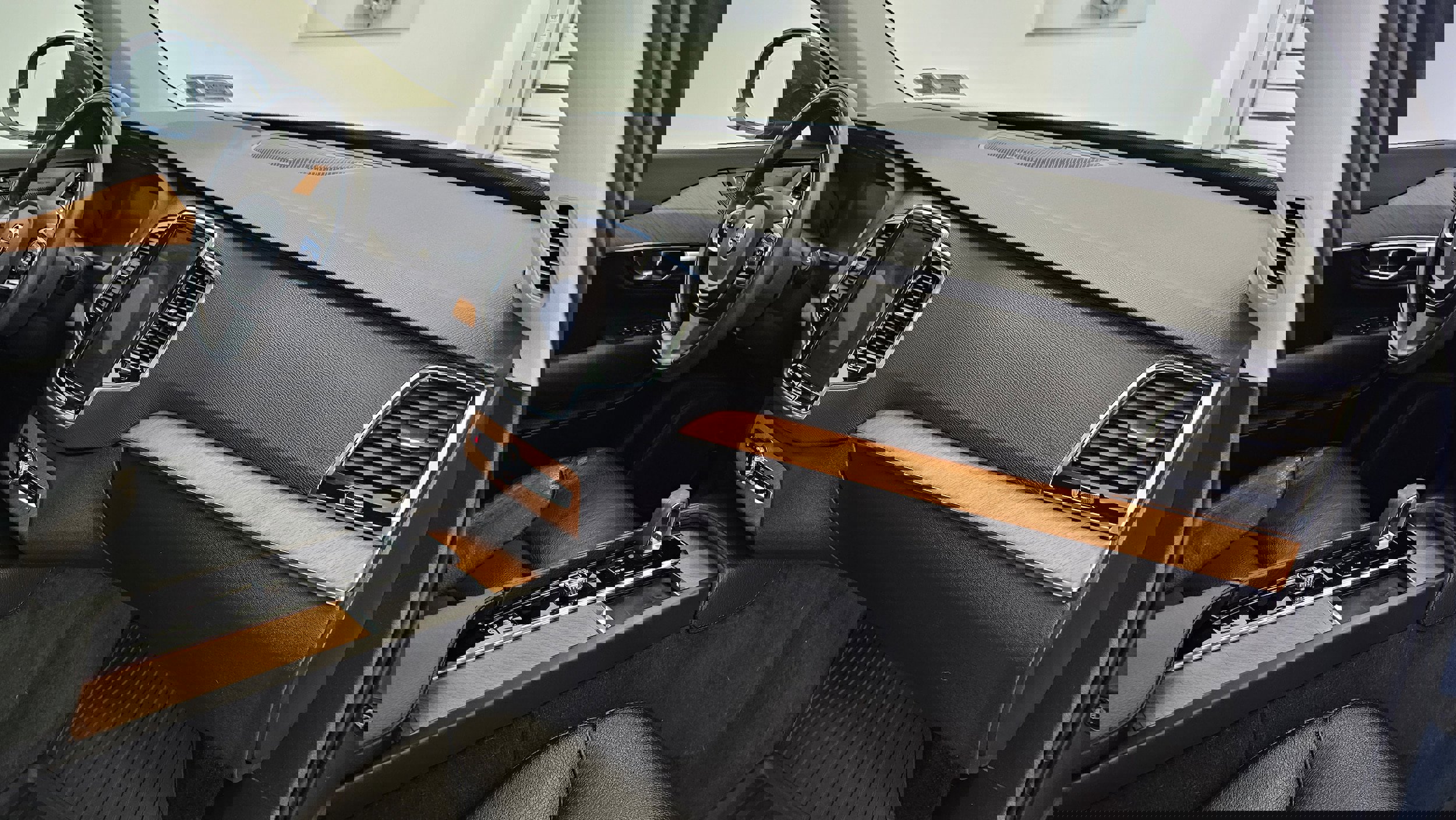 Certified 2022 Volvo XC90 T8 Inscription Expression w/ Advanced Package image 13