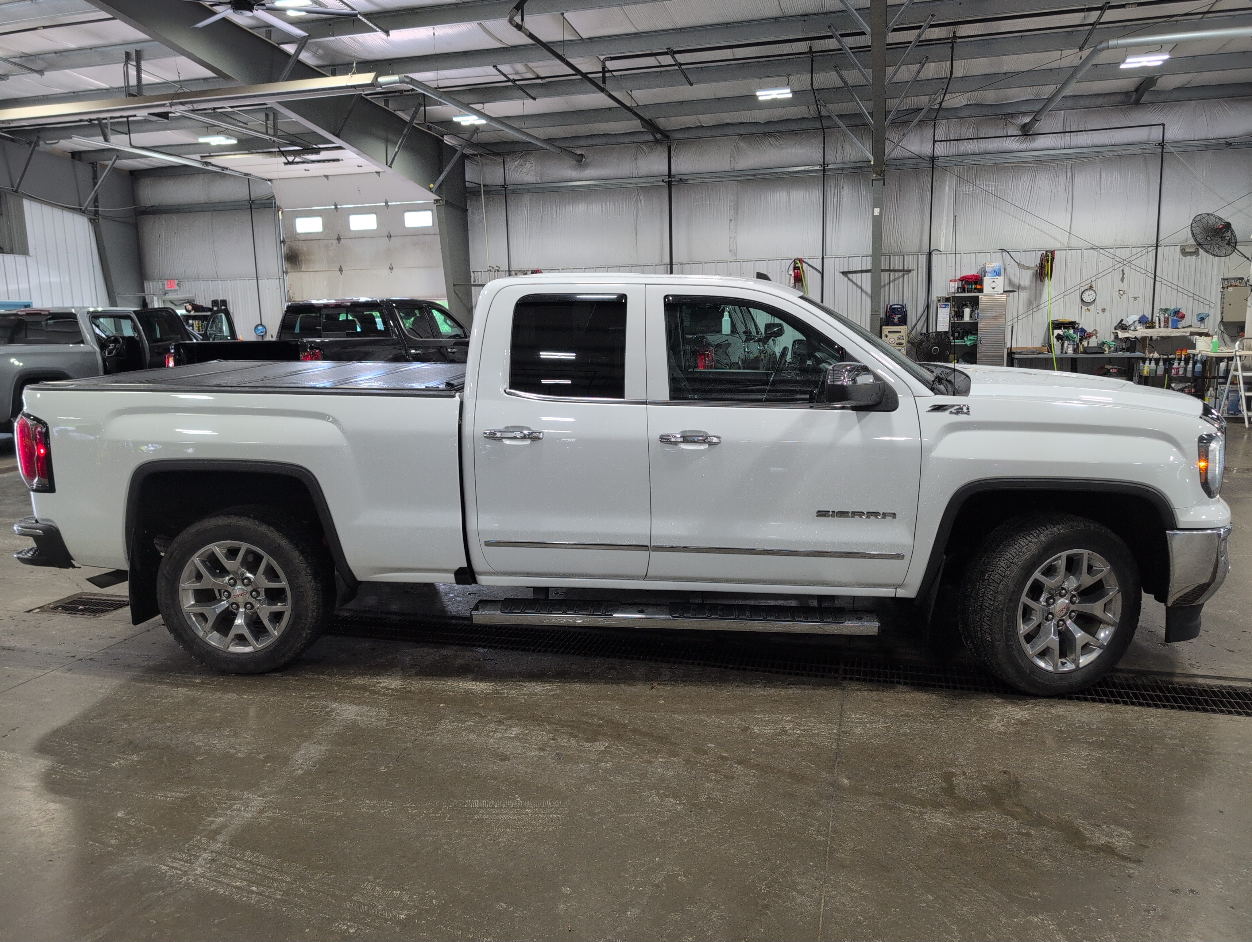 Used 2018 GMC Sierra 1500 SLT w/ SLT Premium Package AWD/4WD image 2