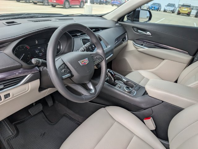 Used 2022 Cadillac XT4 Luxury w/ Cold Weather Package FWD image 9