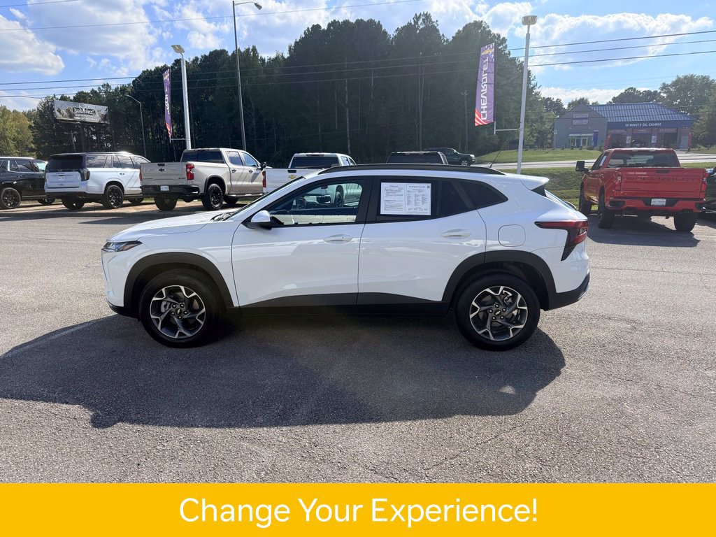 Used 2025 Chevrolet Trax LT w/ LT Convenience Package FWD image 3