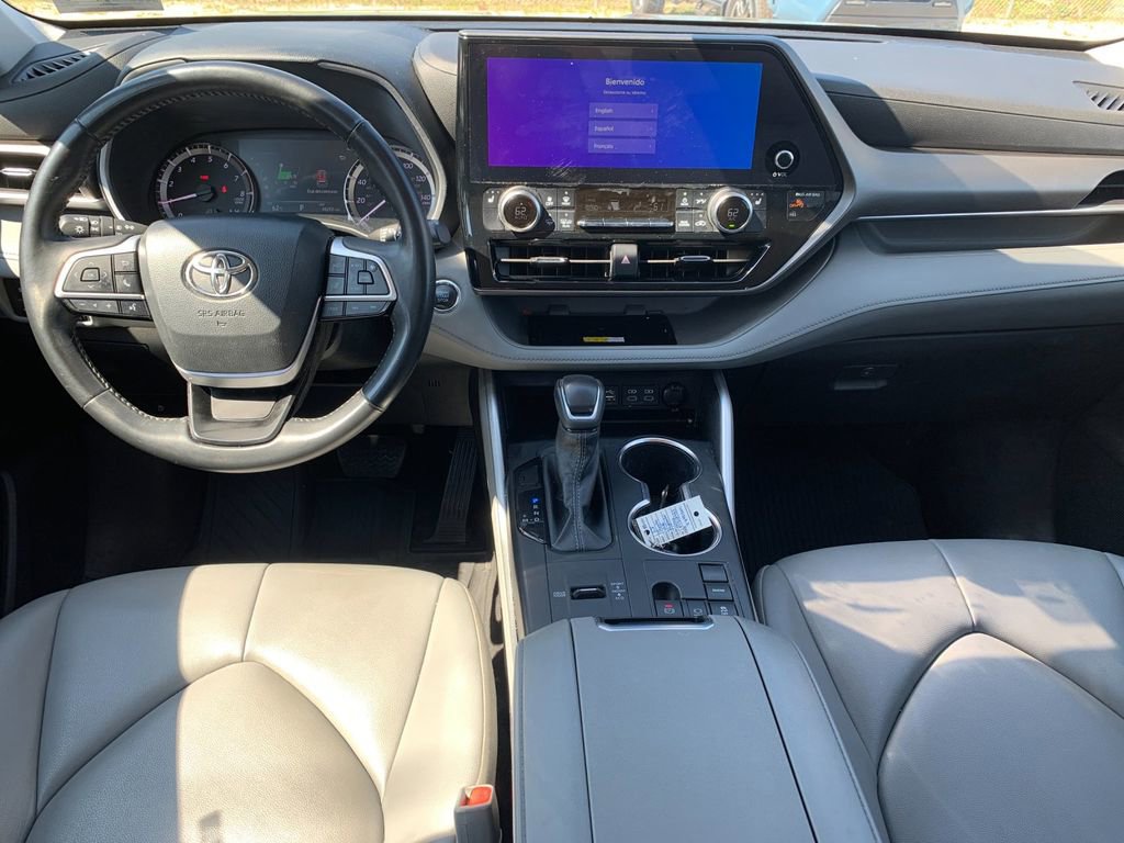 Used 2023 Toyota Highlander XLE FWD image 16