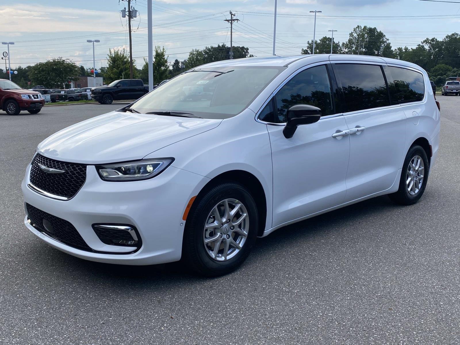 New 2026 Chrysler Pacifica Select image 3