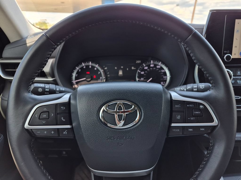 Used 2025 Toyota Highlander LE FWD image 19