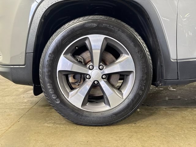 Used 2019 Jeep Cherokee Limited w/ Luxury Group AWD/4WD image 11