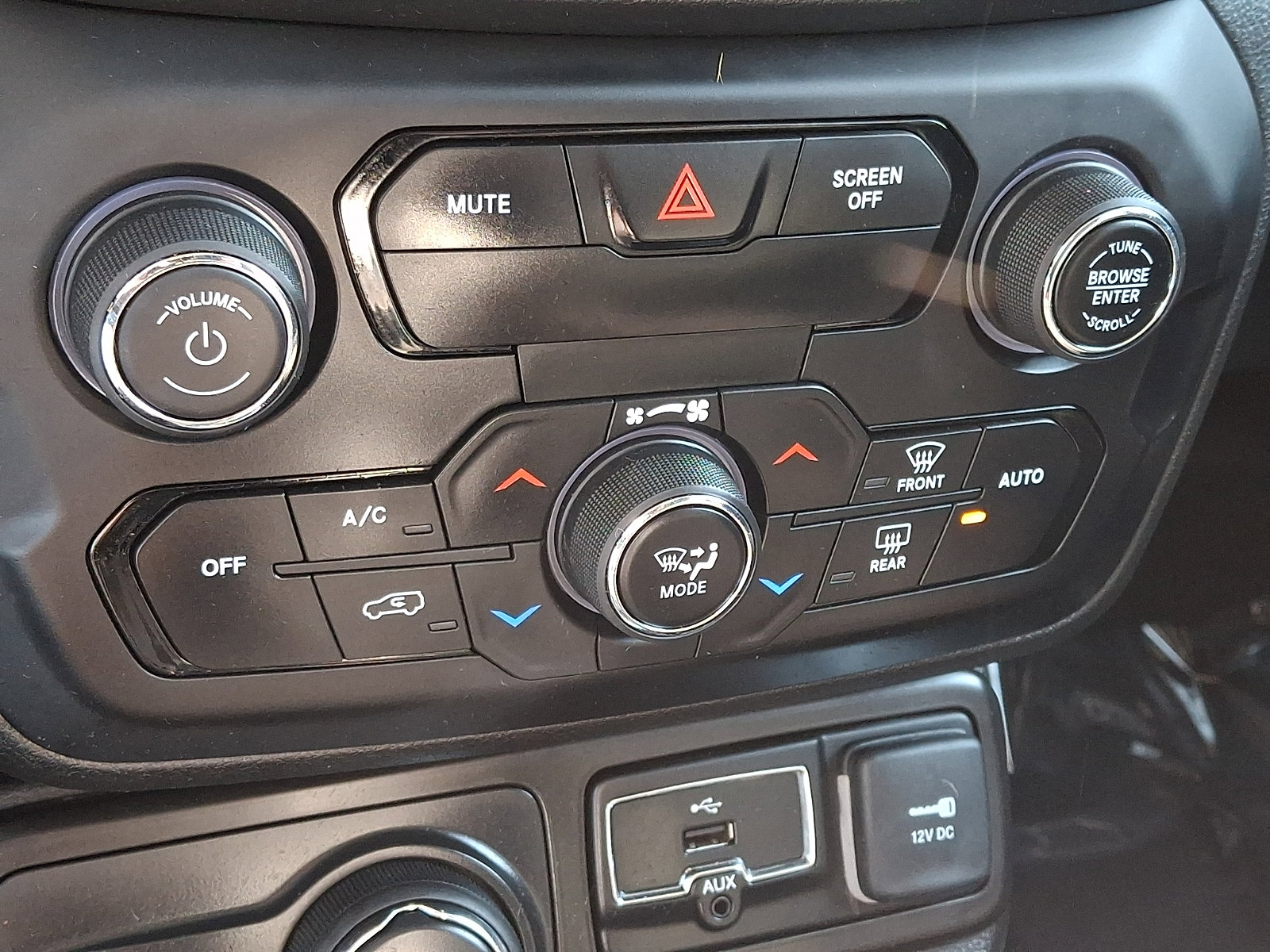 Used 2020 Jeep Renegade Latitude w/ Cold Weather Group AWD/4WD image 15