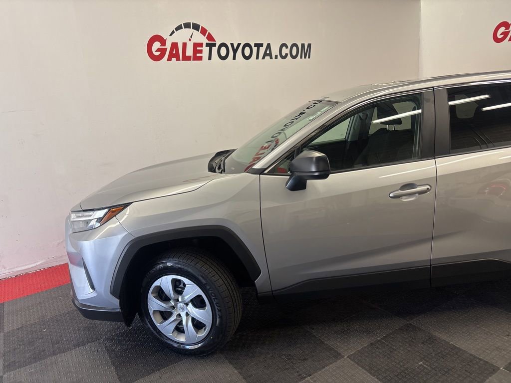 Used 2023 Toyota RAV4 LE AWD/4WD image 7