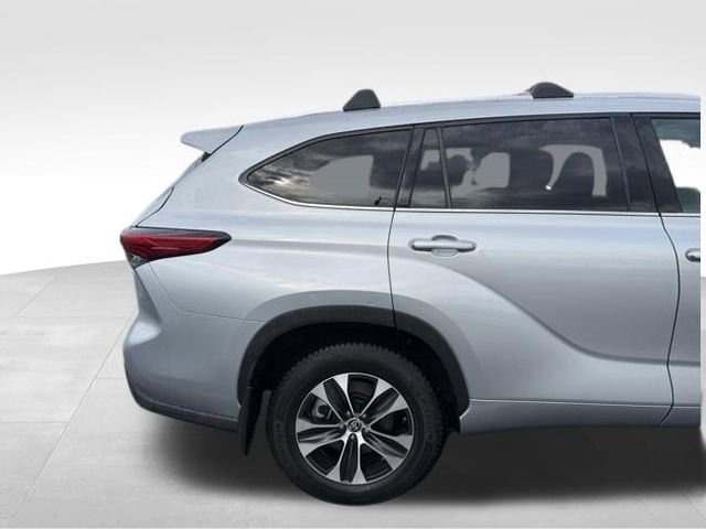 Used 2021 Toyota Highlander XLE AWD/4WD image 9