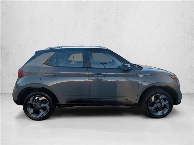 Used 2022 Hyundai Venue Limited video 4