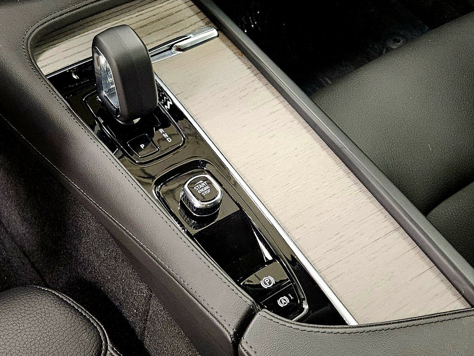 Used 2024 Volvo S90 B6 Plus image 31